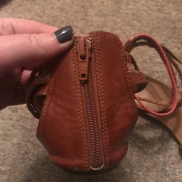 Sandals (4 FOR 15$) - Picture 3 of 4